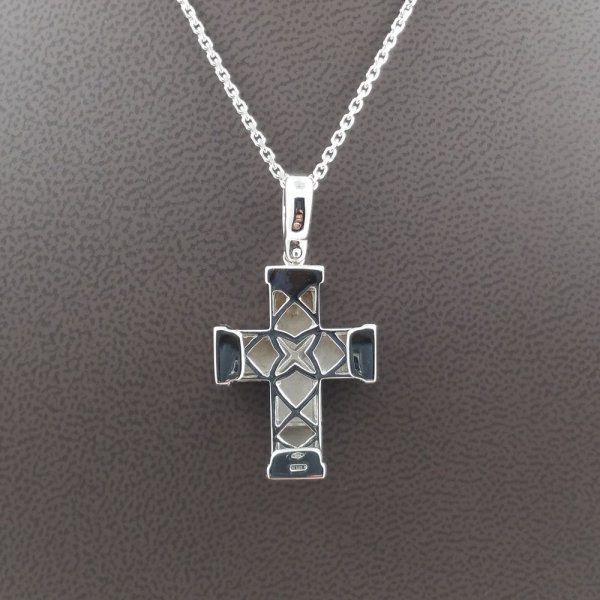 18 k. White gold diamond cross pendant - 0.15 carat