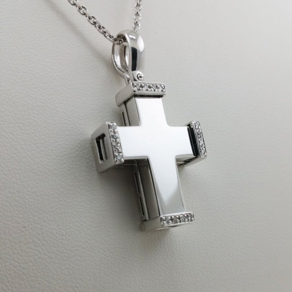 18 k. White gold diamond cross pendant - 0.15 carat