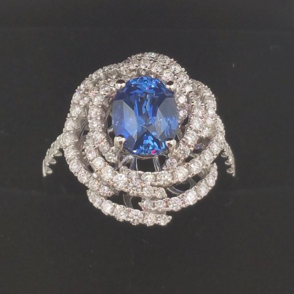 18 k. white gold diamonds & sapphire ring - 4.10 carat