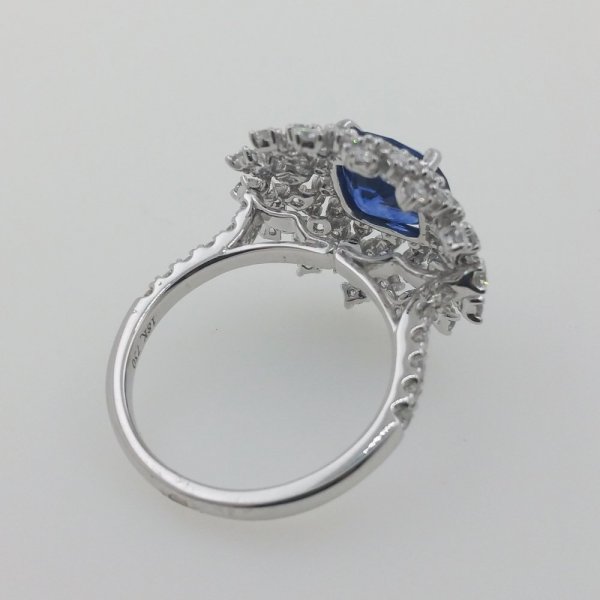 18 k. White gold diamonds & sapphire ring - 4.59 carat