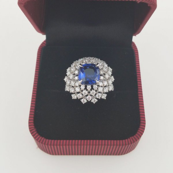 18 k. White gold diamonds & sapphire ring - 4.59 carat